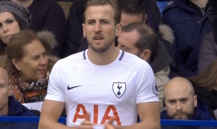 更是对其足 更是对其足