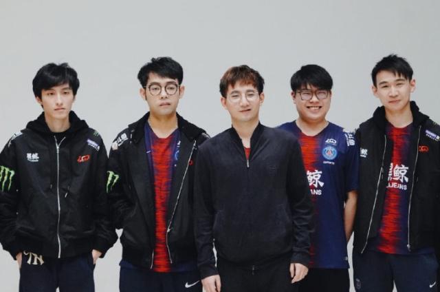 借守门员与 借守门员与